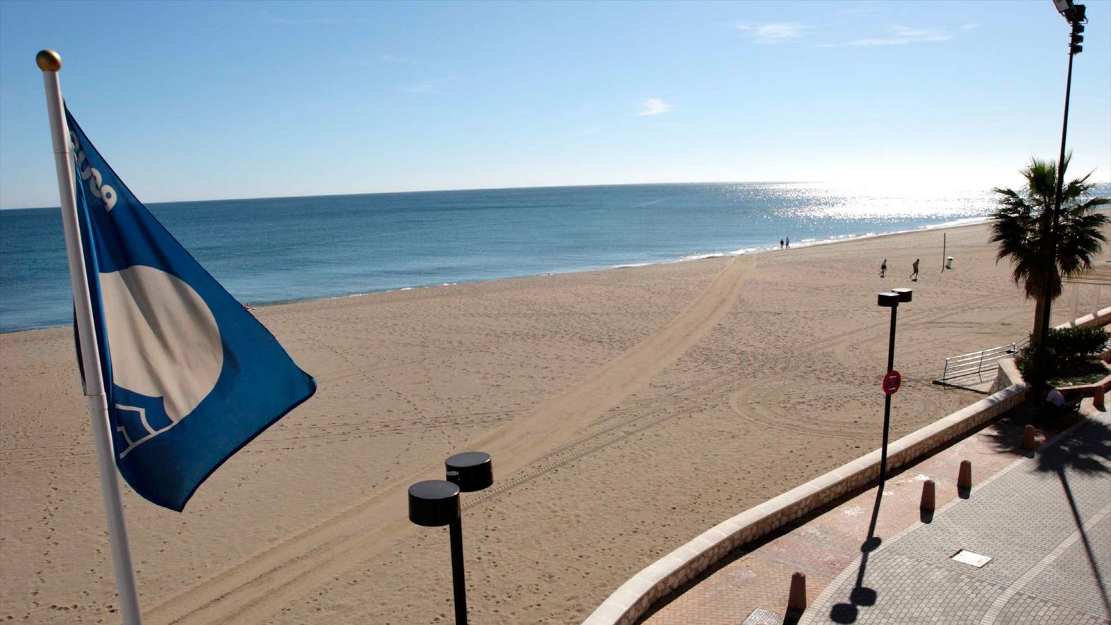 Bandera azul en una playa de Fuengirola