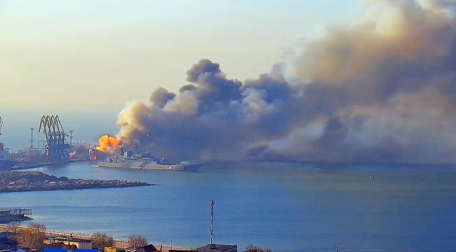 Incendio en el buque insignia de la flota rusa en el mar Negro, 'Moskva',
