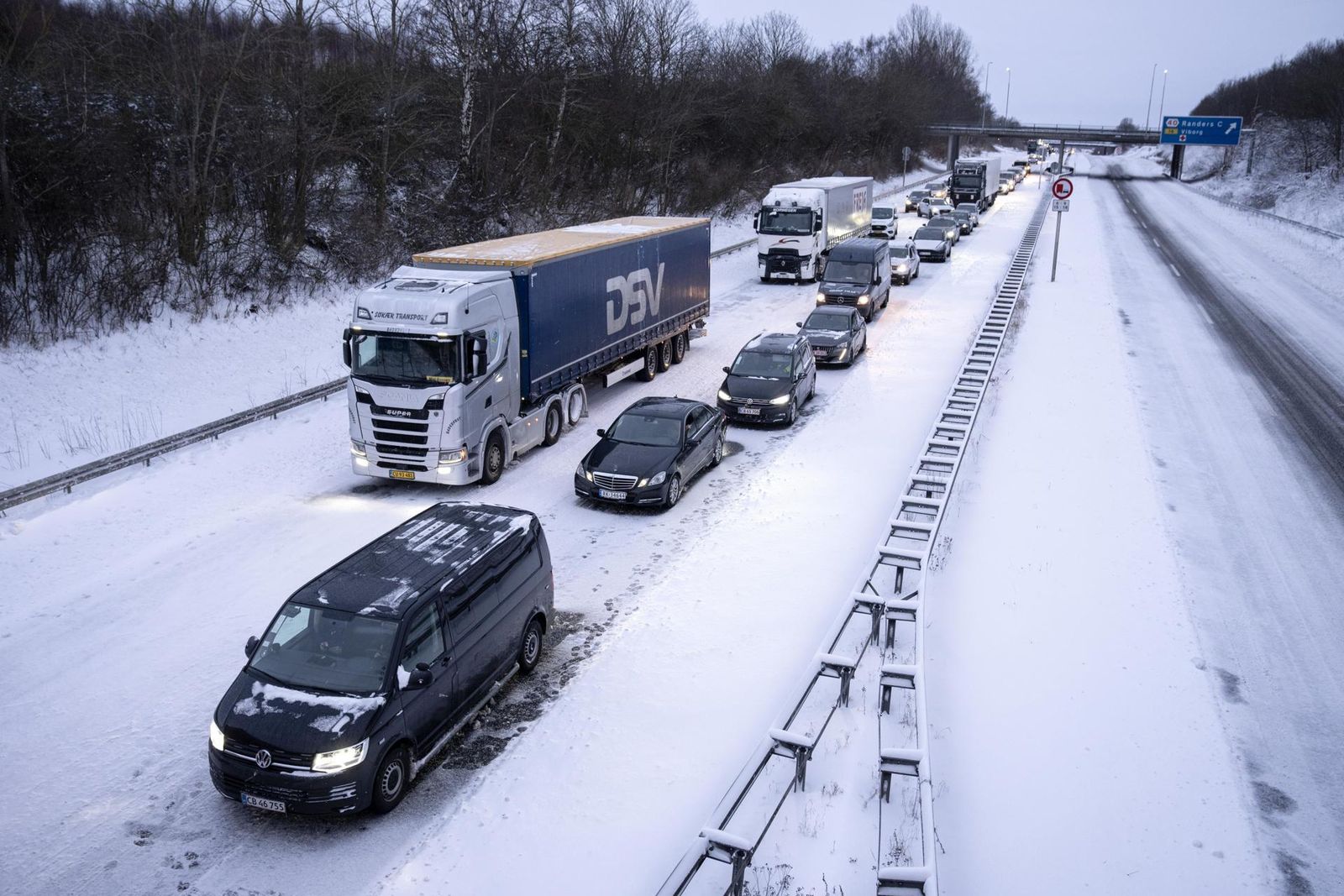 Camiones y coches permanecen atrapados en la autopista E45 cerca de Randers, en la península de Jutlandia, Dinamarca
