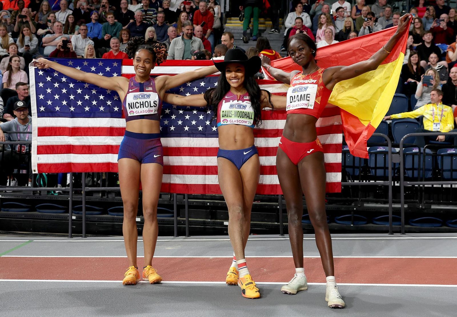 Fatima Diamé con la primera y segunda clasificadas