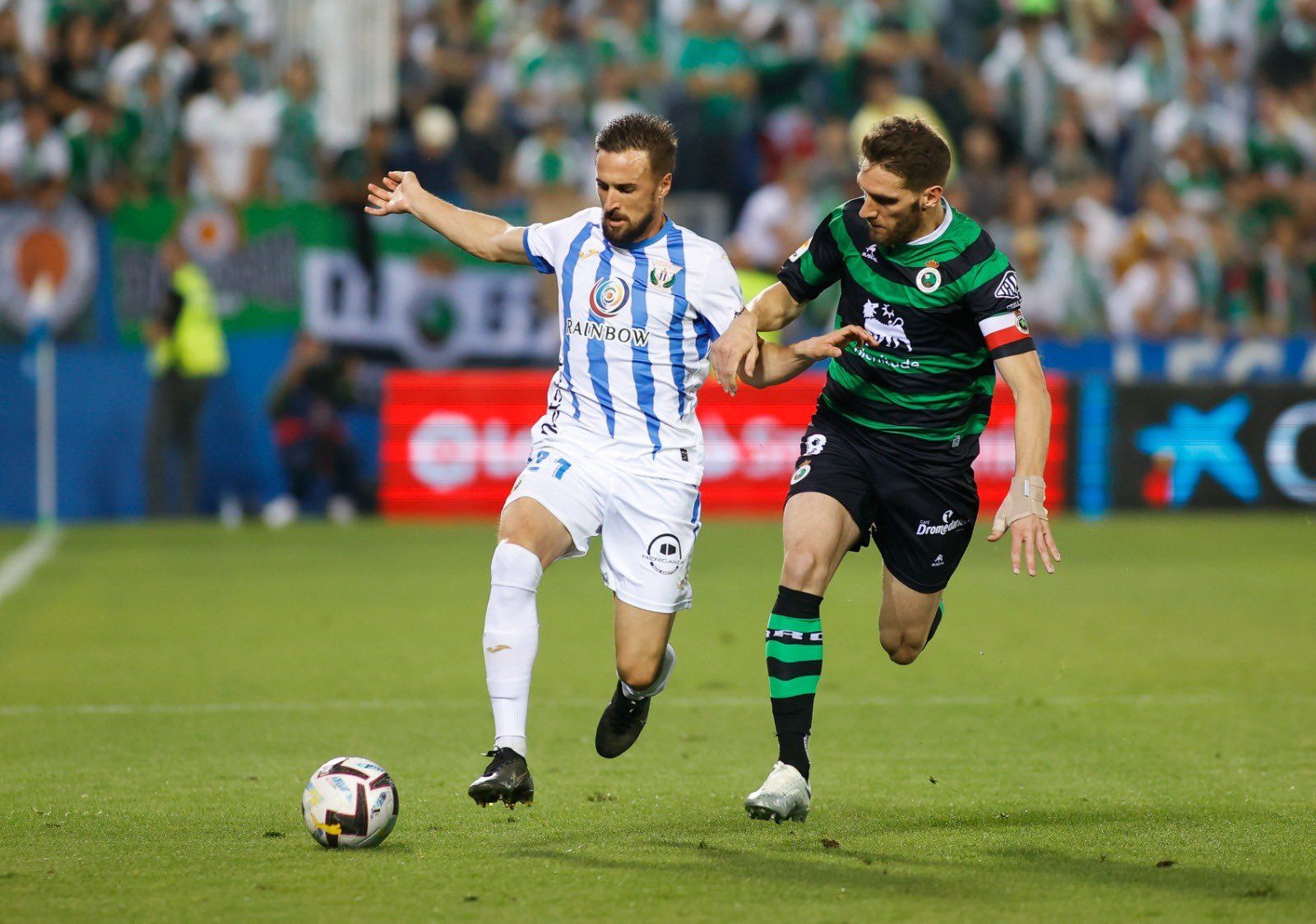 Un momento del encuentro entre el Leganés y el Racing de Santander en el estadio de Butarque