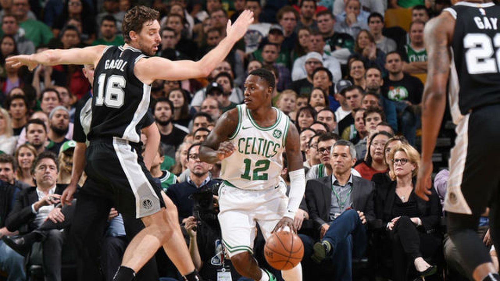 Pau Gasol ante los Boston Celtics