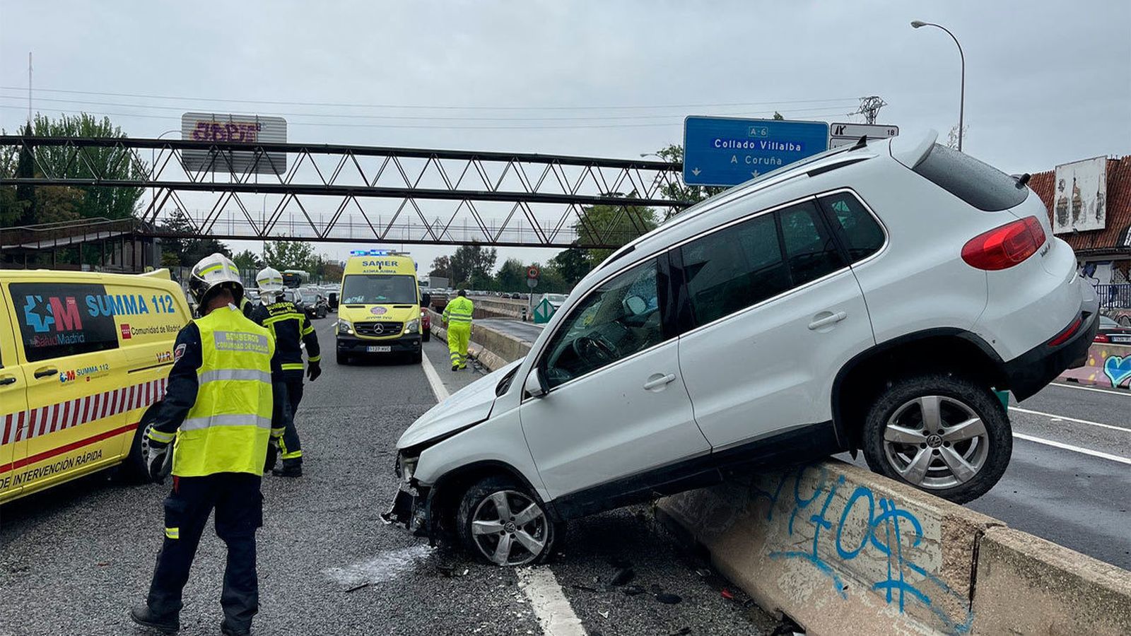 Accidente de un vehículo suspendido en la mediana del BUS-VAO de la A-6