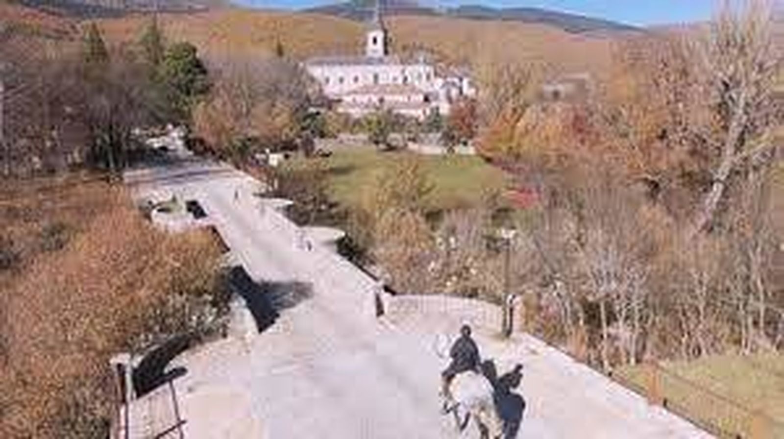 Una persona cruza a caballo el Puente del Perdón