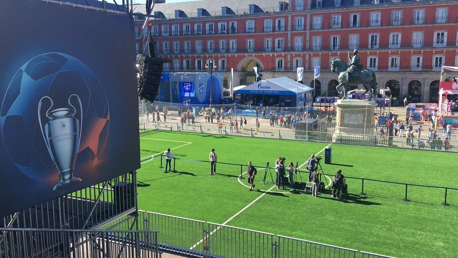 La final de la Champions obliga a los bares de la Plaza Mayor a recoger sus terrazas