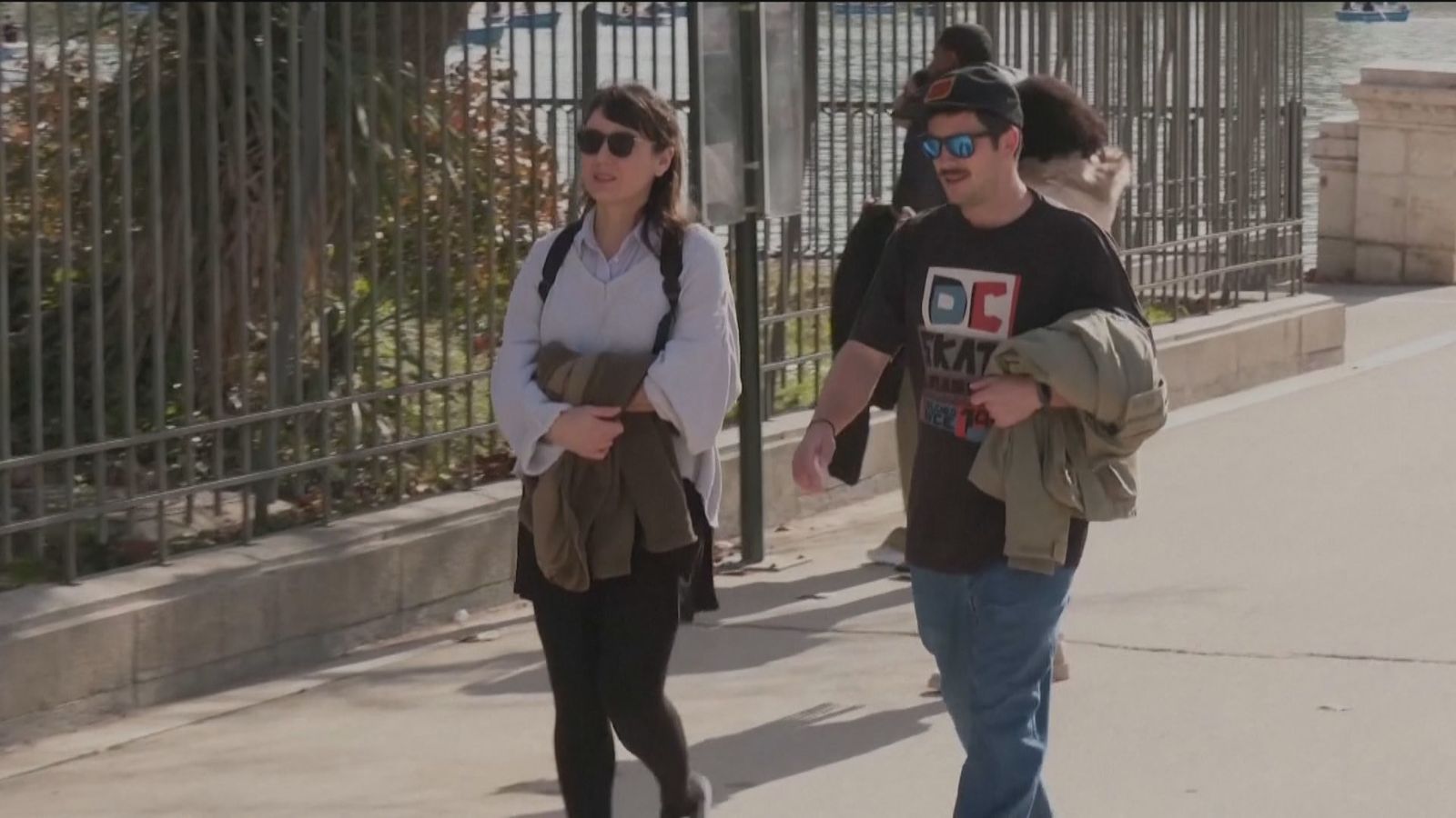 Una pareja pasea al sol