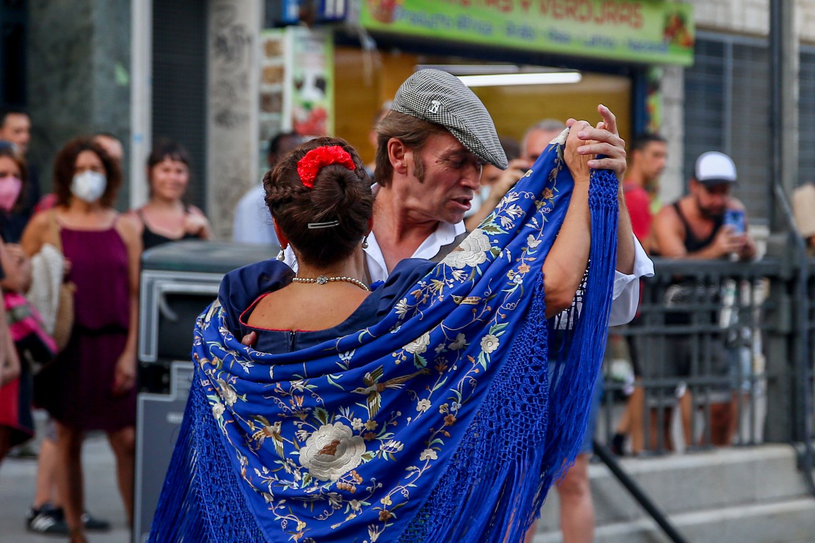Una pareja baila el chotis durante las fiestas de San Lorenzo, en Madrid