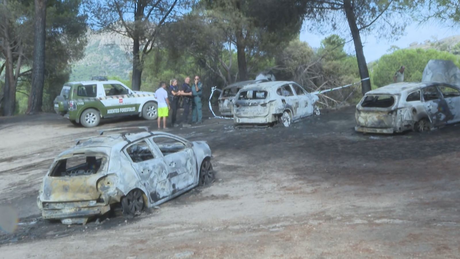 El fuego quema ocho coches en el pantano de San Juan