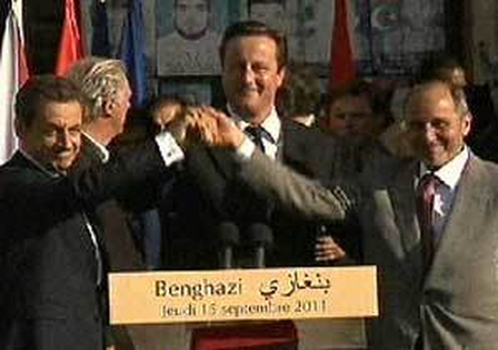 Sarkozy y Cameron apoyan al Consejo Transitorio libio