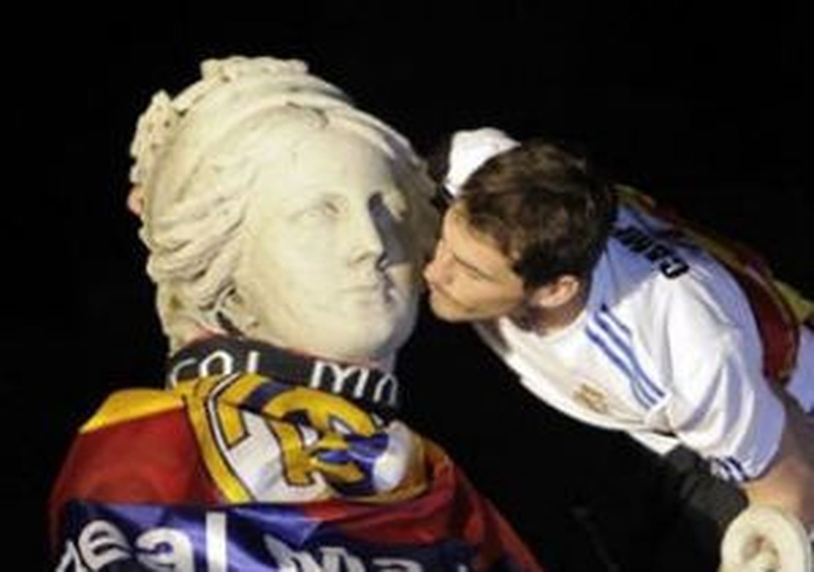 Miles de aficionados dieron la bienvenida a la Copa del Rey, en la Cibeles