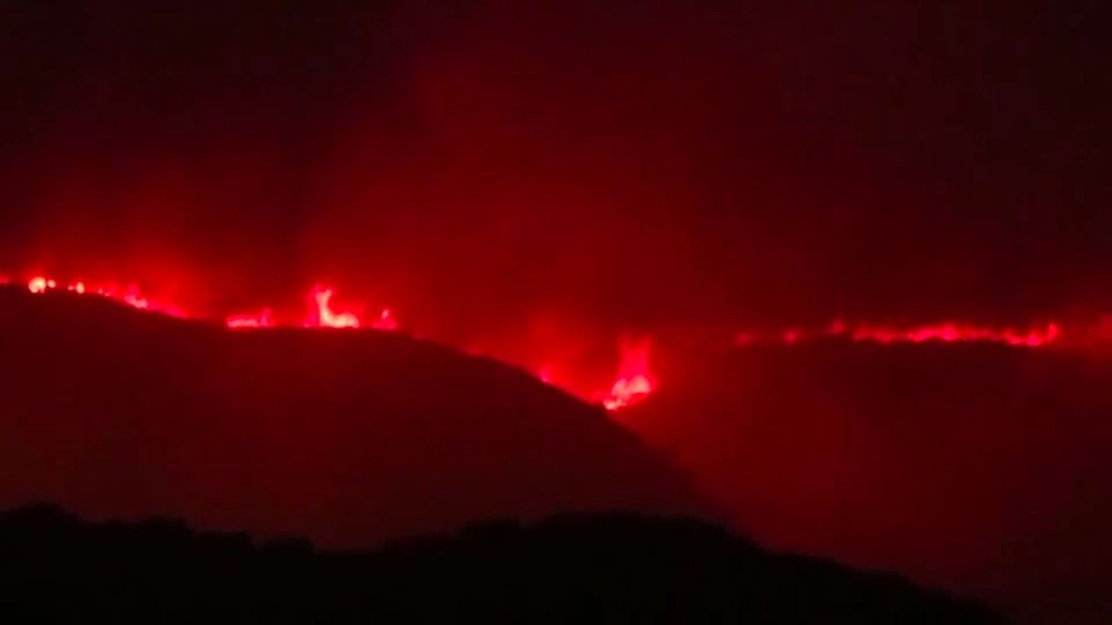 29 incendios activos en Castilla y León: preocupa el de Porto, que afecta al Lago de Sanabria