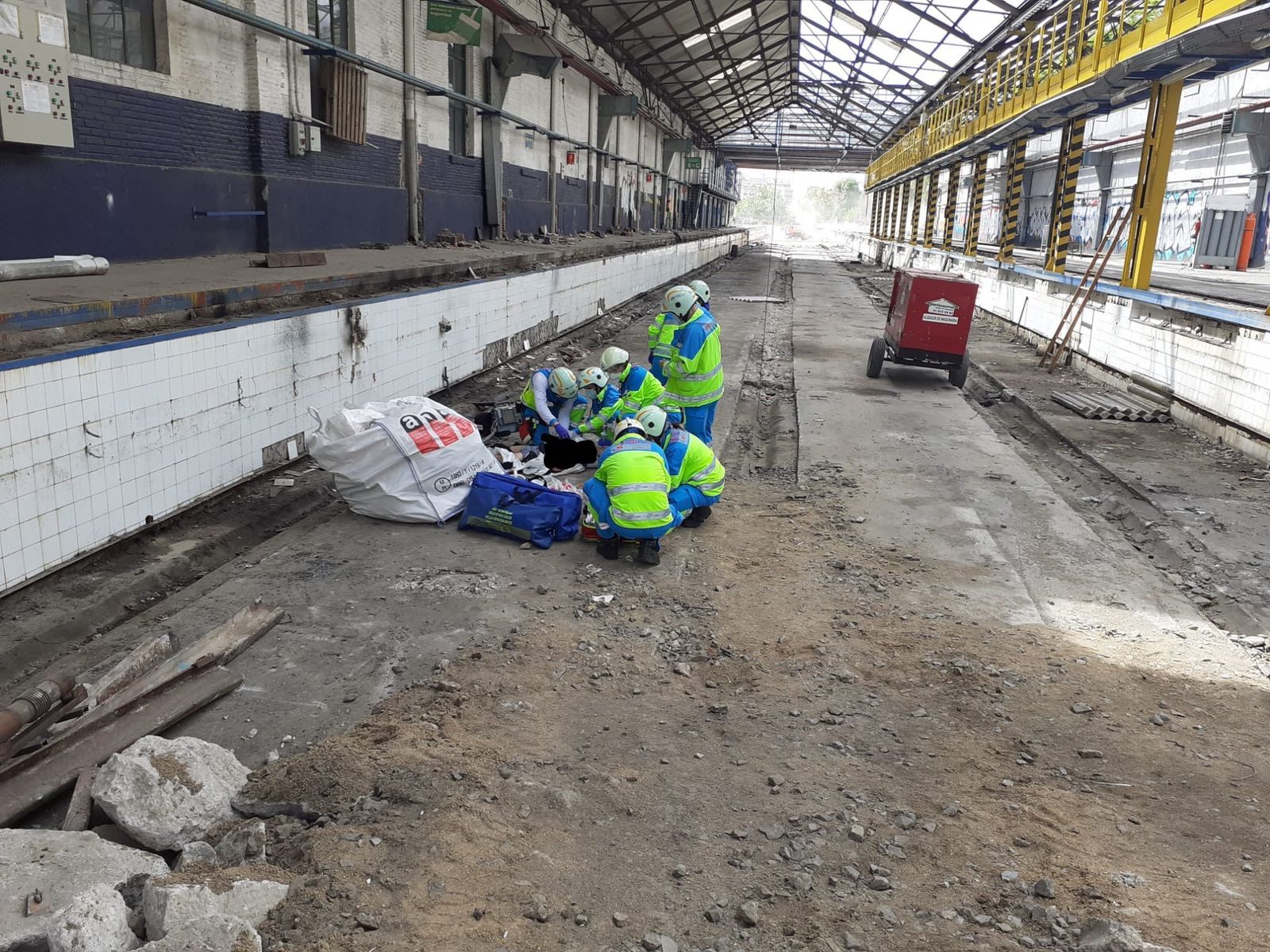 Sanitarios del SUMMA112 atienden al trabajador herido