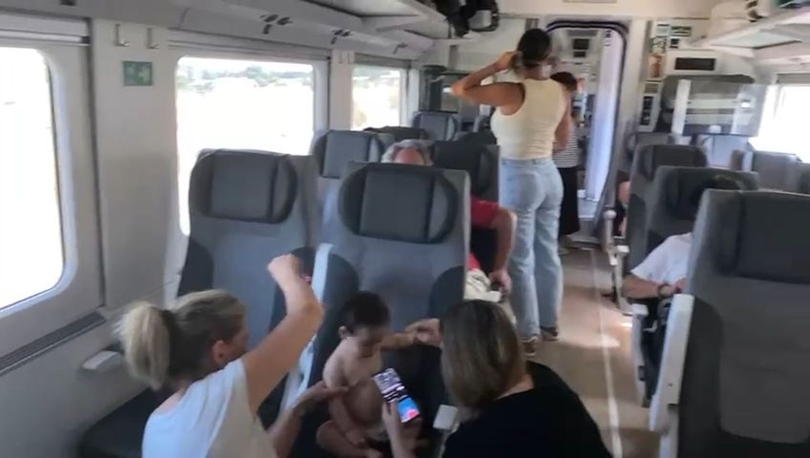 Pasajeros atrapados más de tres horas por la avería de un tren Alvia rumbo a Cádiz