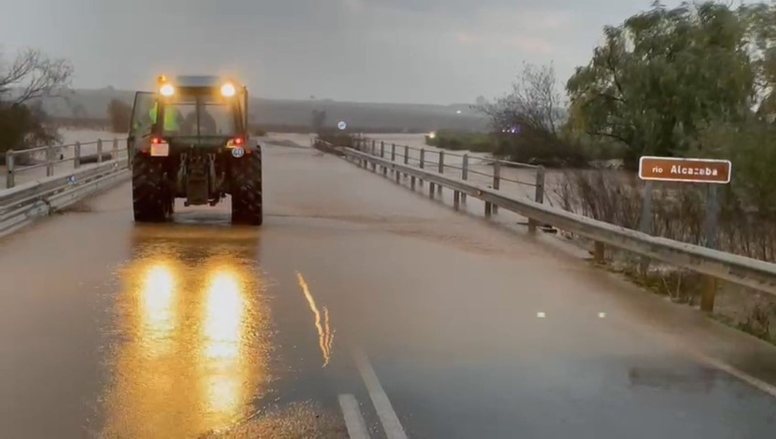 Un tractor bajo la lluvia