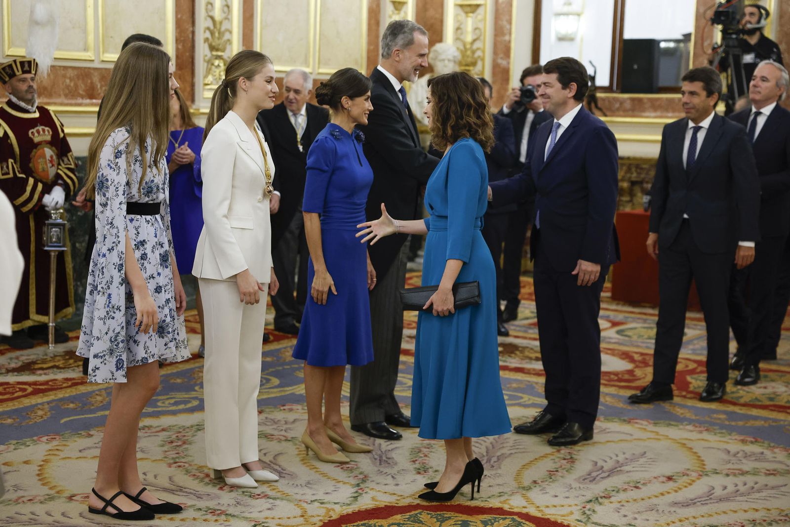 Ayuso saluda a la Princesa Leonor