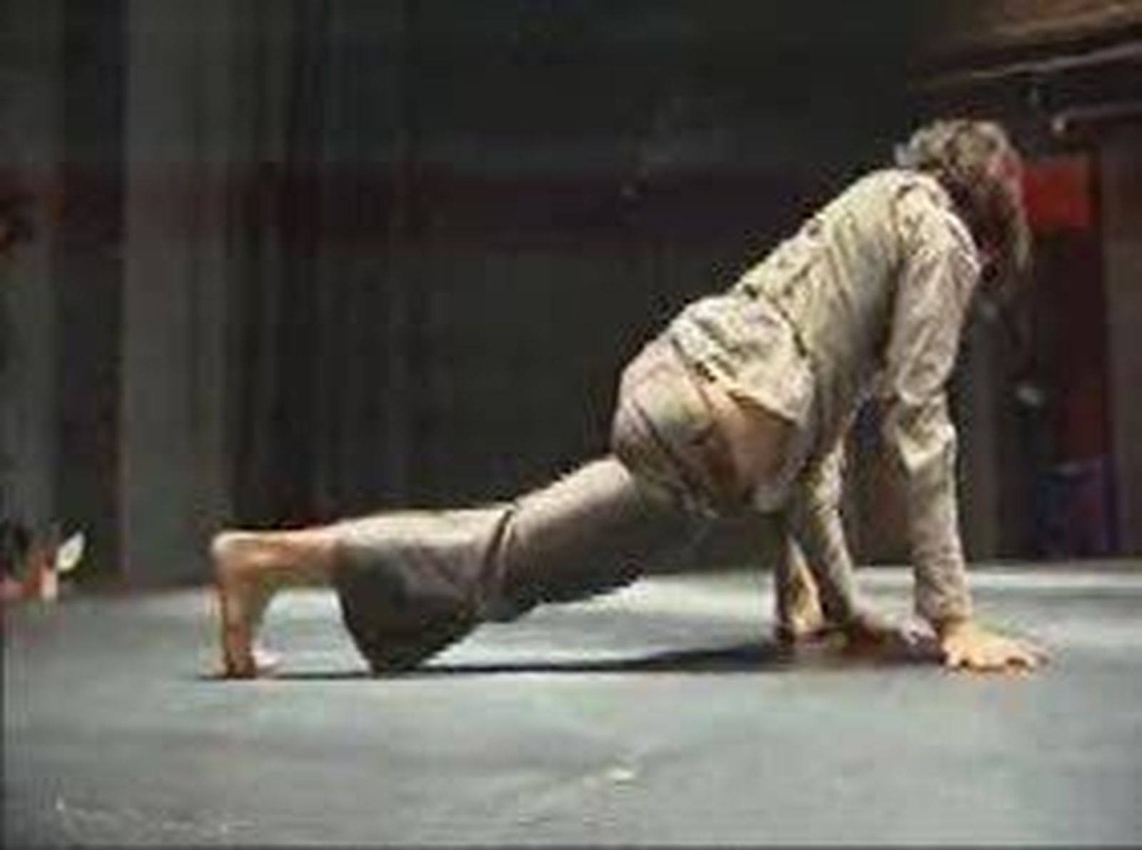 Un contorsionista del Circo del Sol exhibe sus dotes en la Triángulo