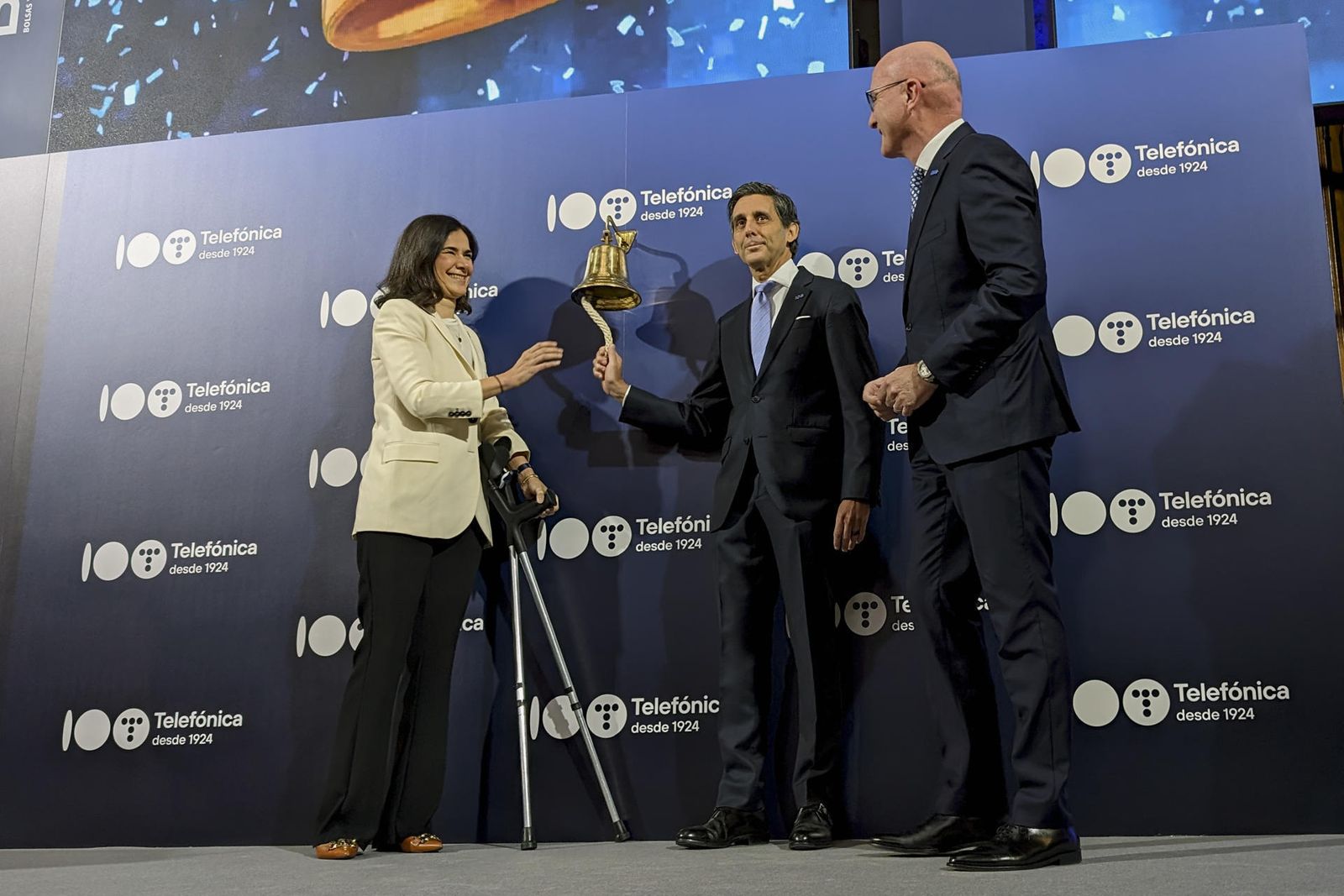 Álvarez-Pallete toca la campana en la Bolsa de Madrid por el centenario de Telefónica