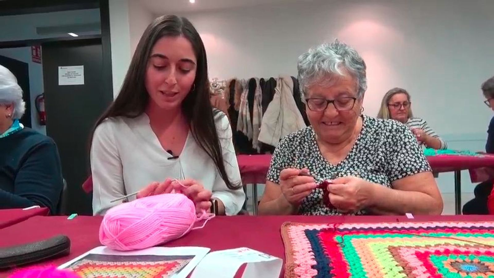 El ganchillo, un apoyo frente a la soledad en Alcalá de Henares