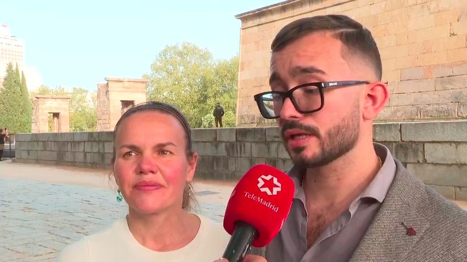 Ana y Luis ofrecen recompensa a quien encuentre sus anillos de compromiso perdidos en el Cercanías de Parla