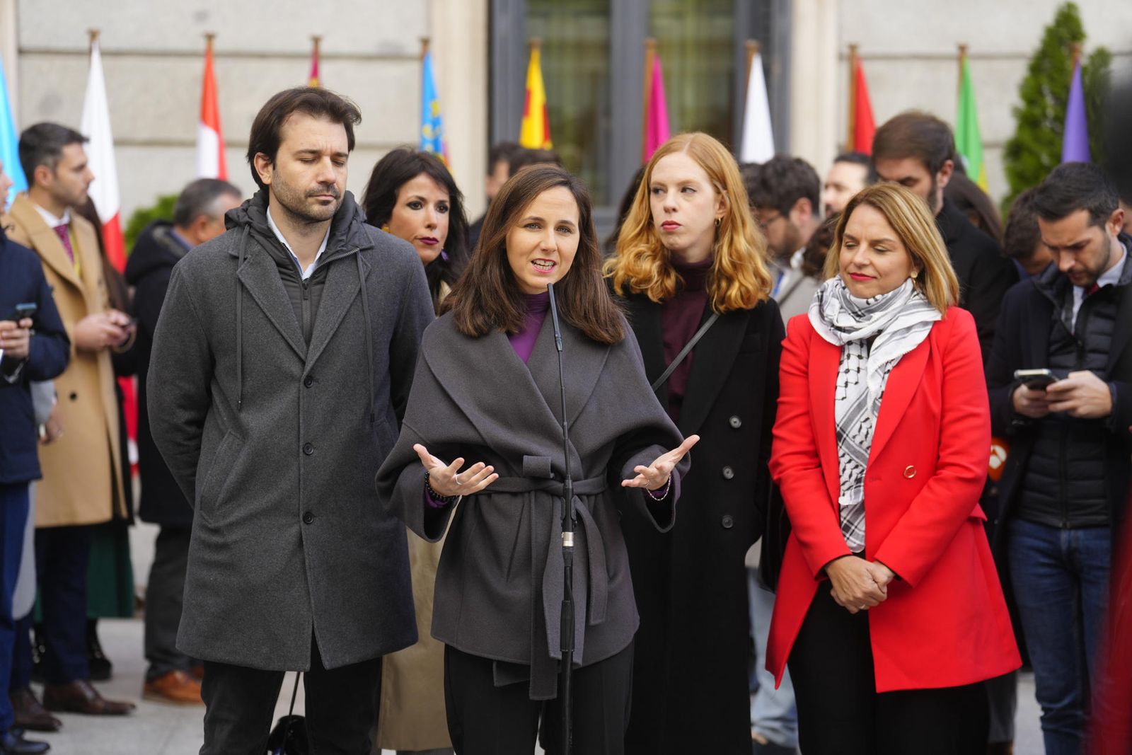 Ione Belarra, acompañada por los diputados de su grupo