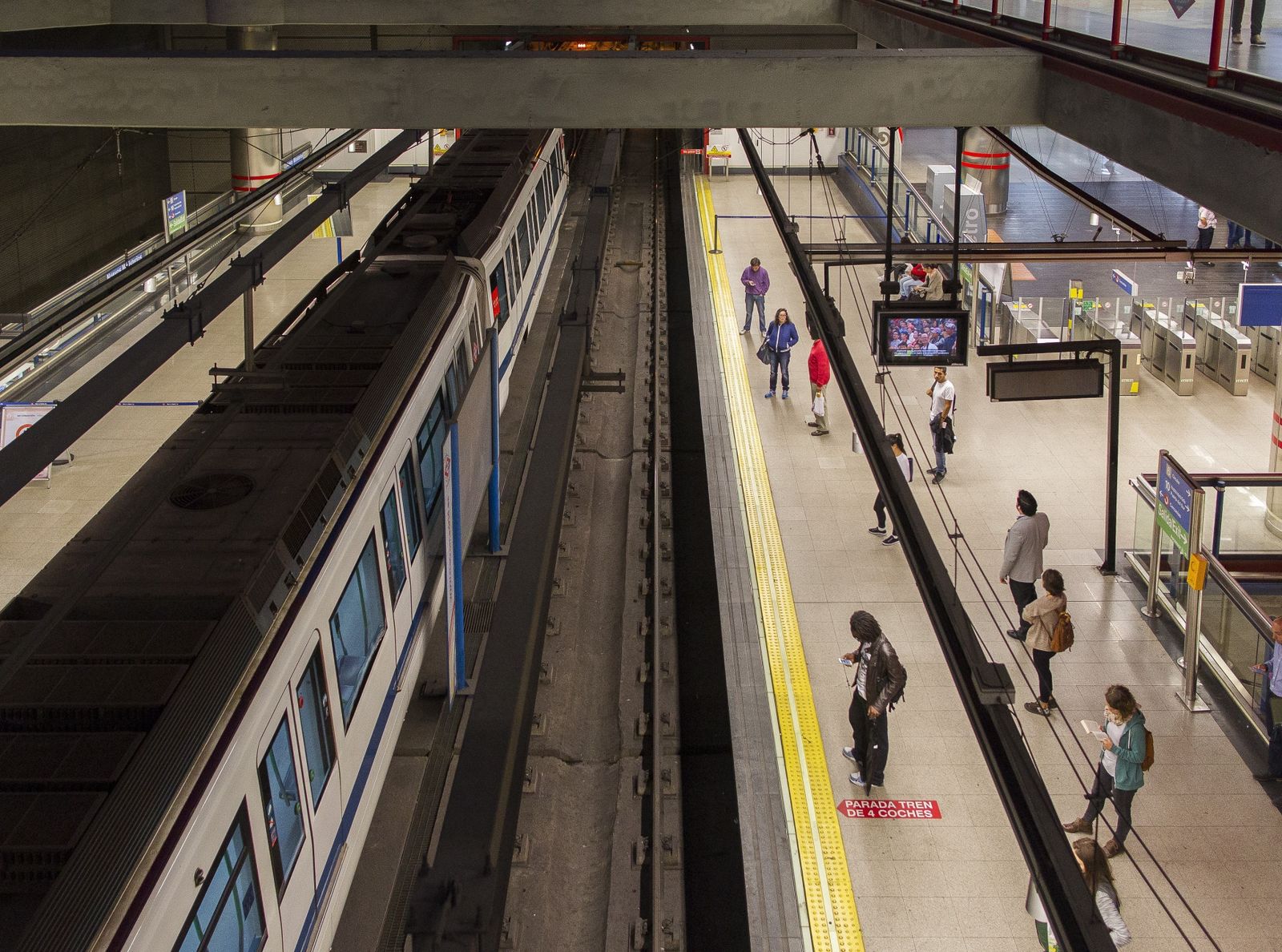 Viajeros esperando el metro