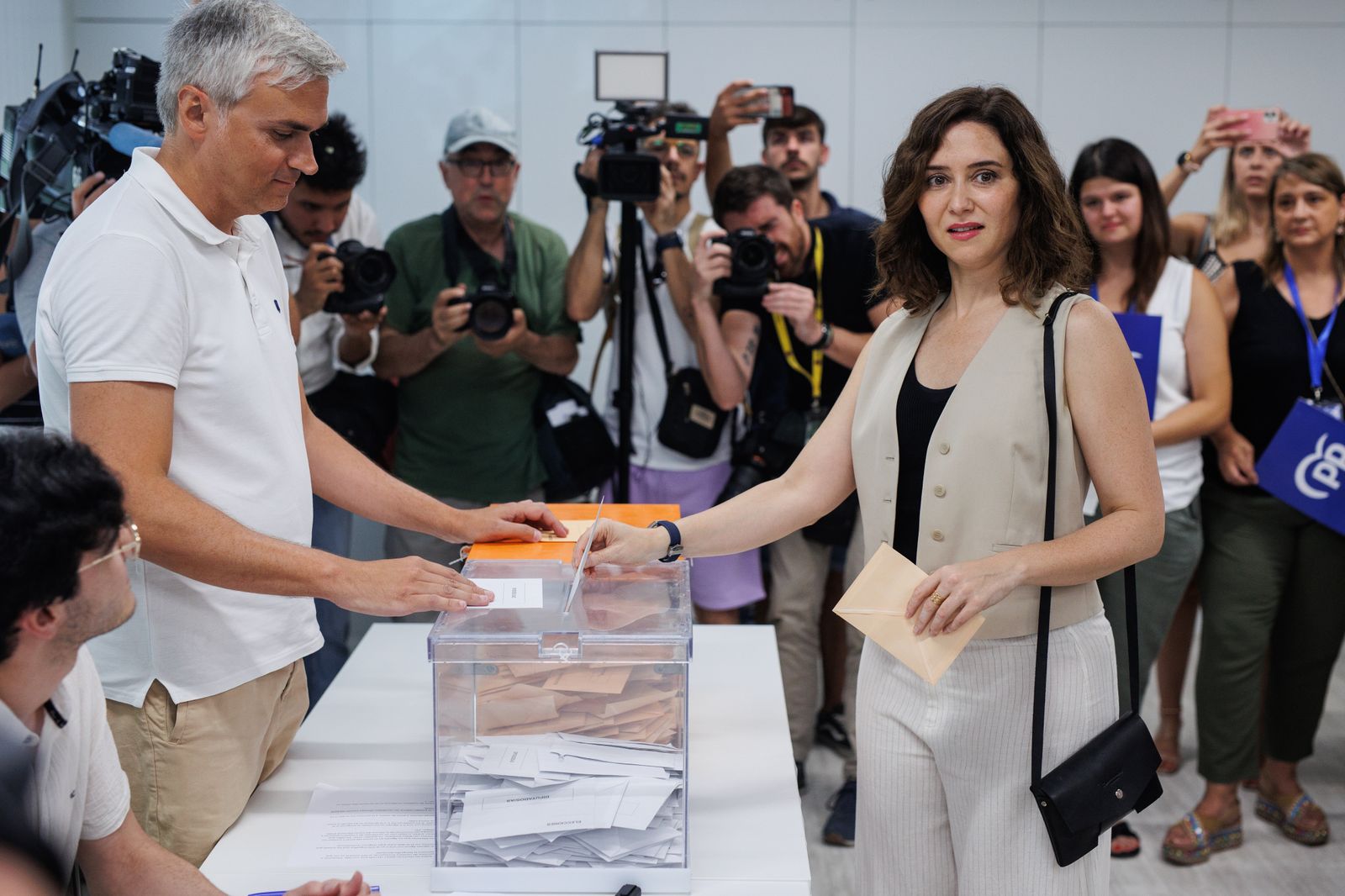 Isabel Díaz Ayuso vota en el Colegio La Inmaculada Marillac