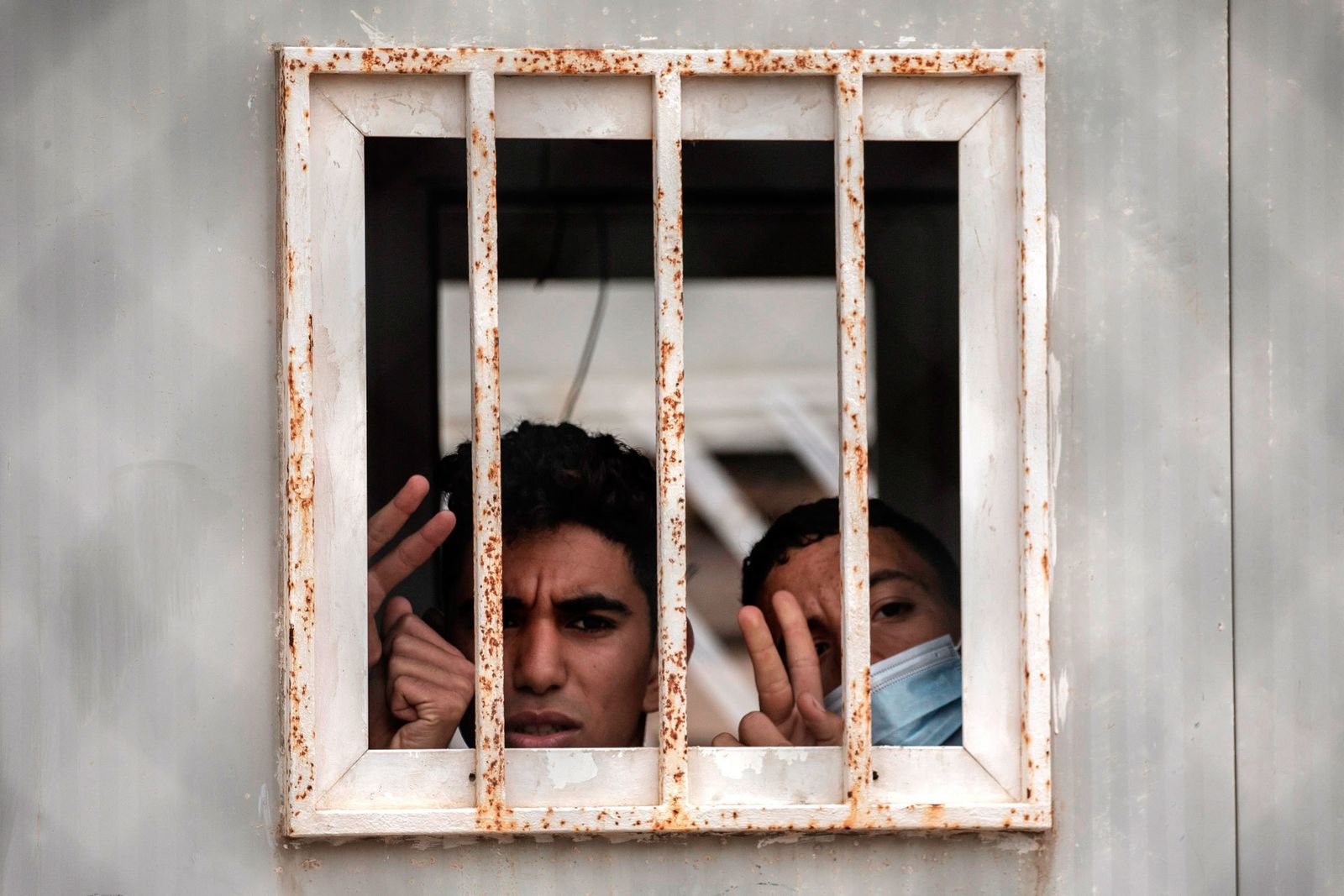 Menores en el interior del albergue de Piniers, en Ceuta