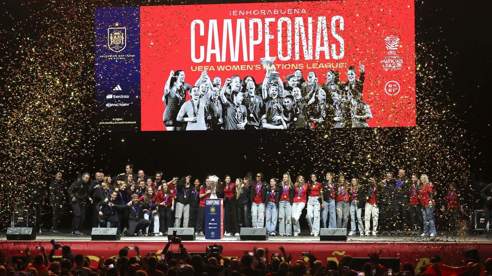 Las campeonas se dan un baño de masas en el Palacio Vistalegre