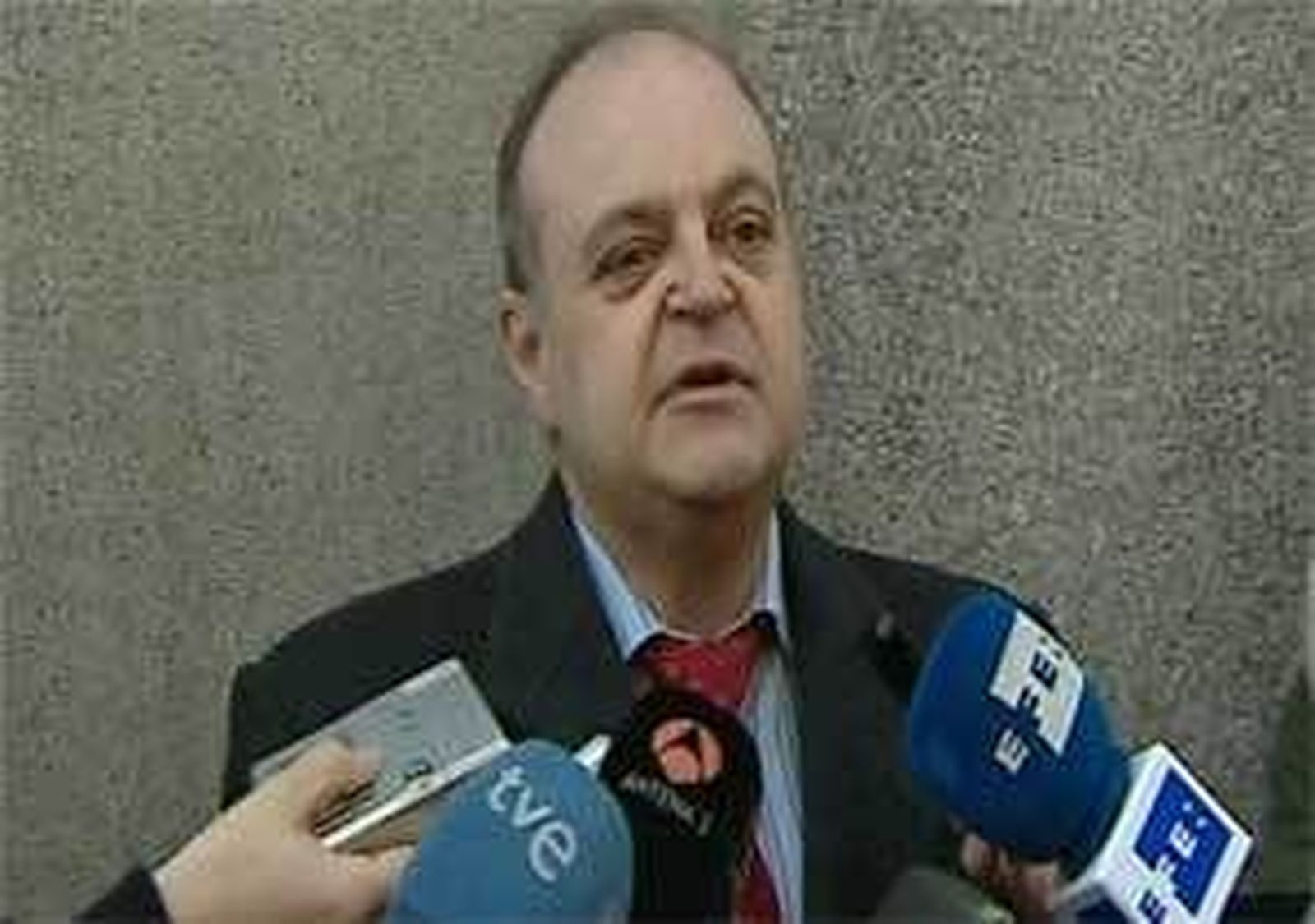 Querella contra Rajoy, 4 ministros y 58 diputados por cobrar dietas en Madrid