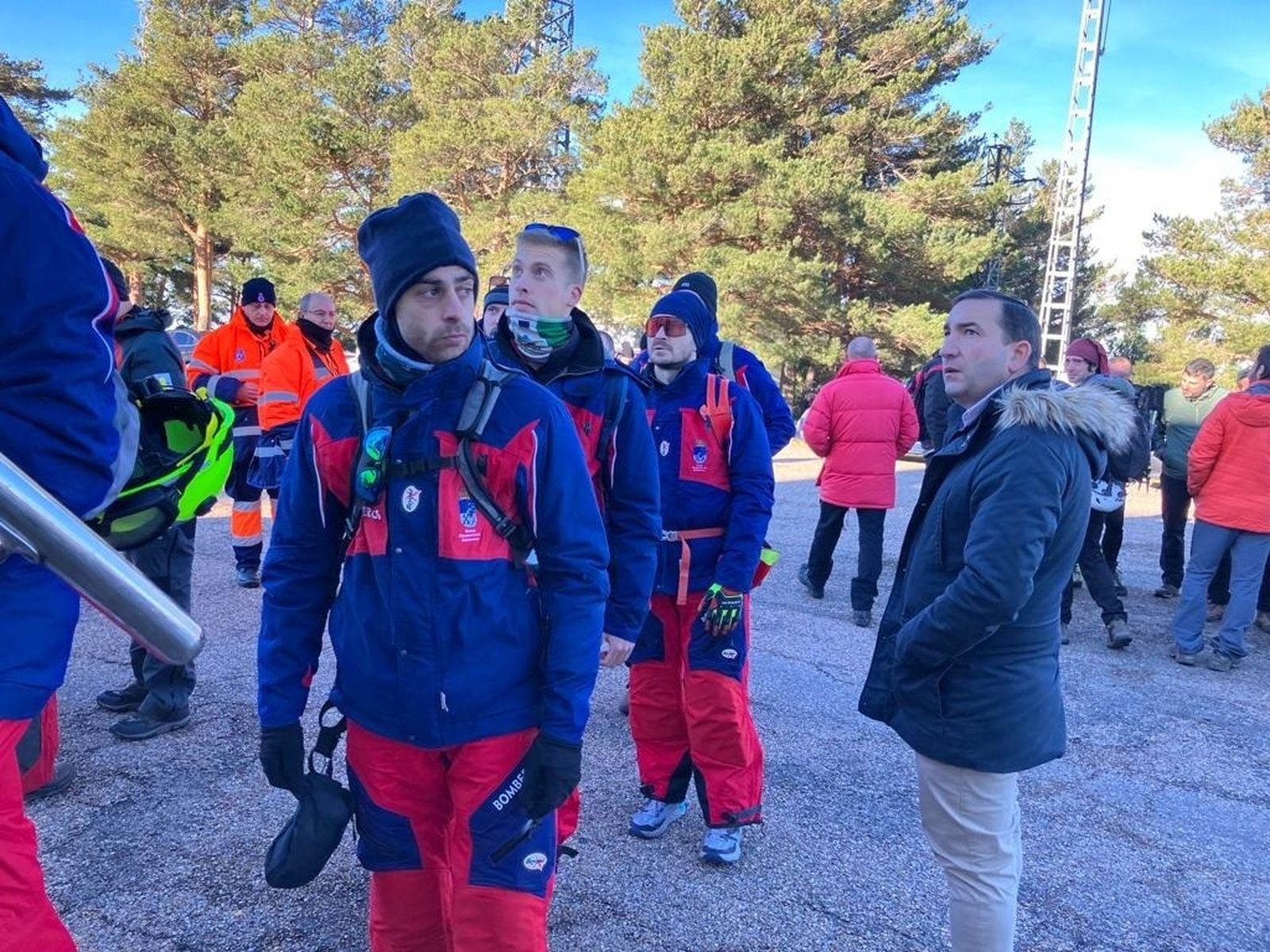 Miembros del operativo de búsqueda del montañero desaparecido en la Sierra de Béjar (Salamanca)