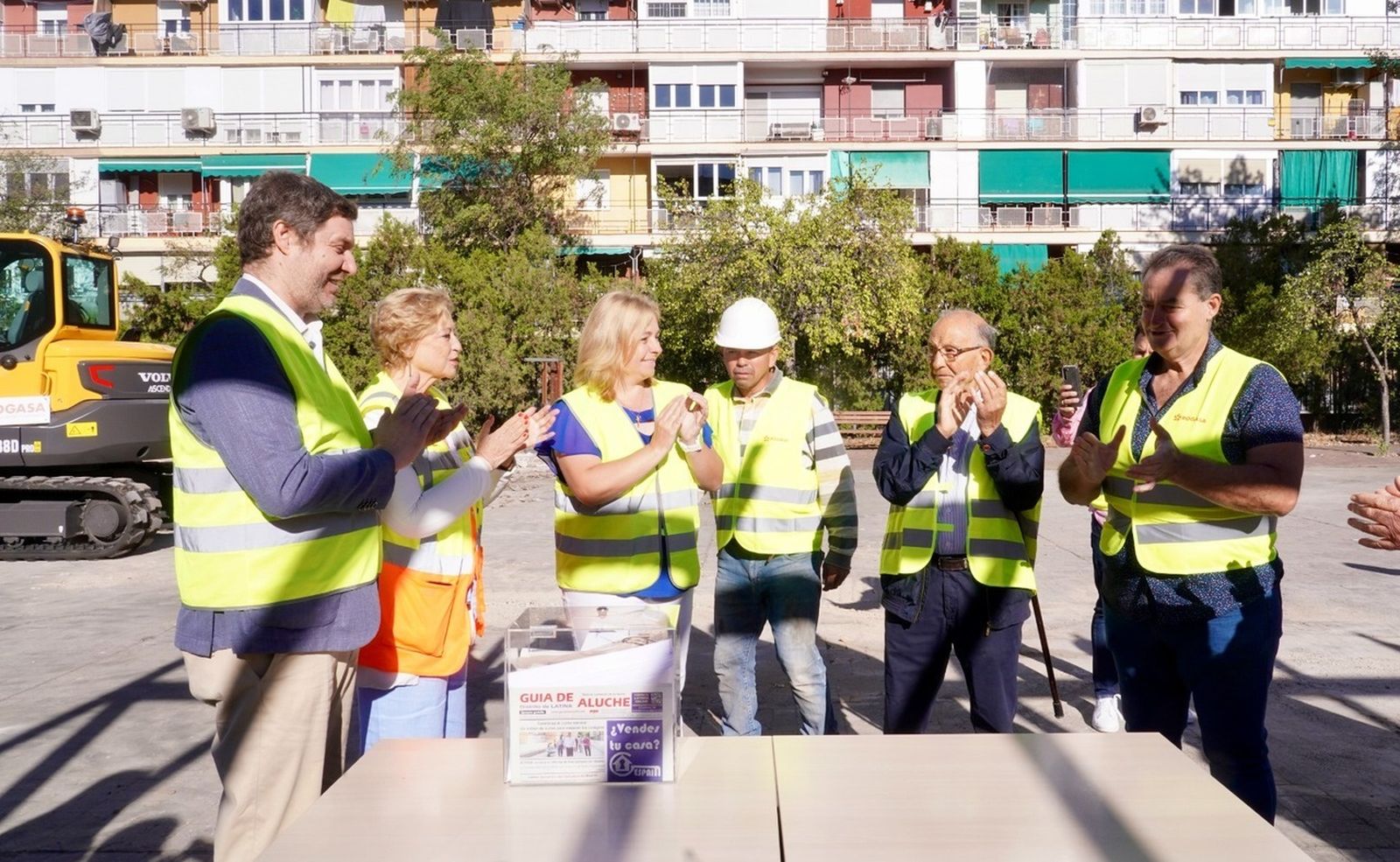 Inma Sanz coloca la primera piedra del centro de mayores Parque Europa