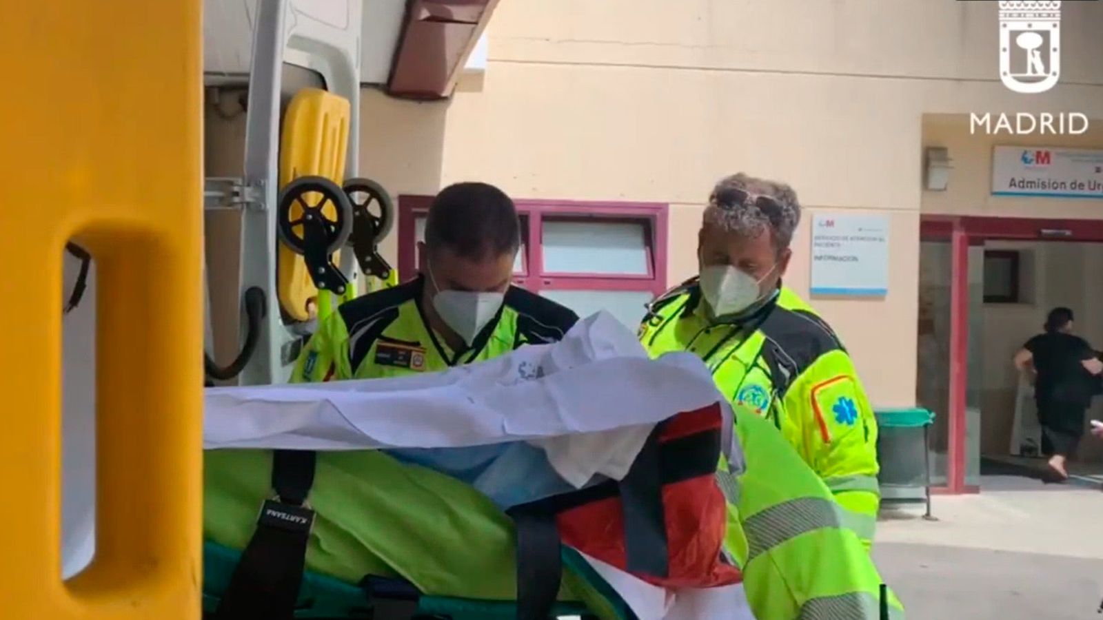 Un hombre sufre  un accidente de moto tras chocar con un turismo en el Ensanche de Vallecas