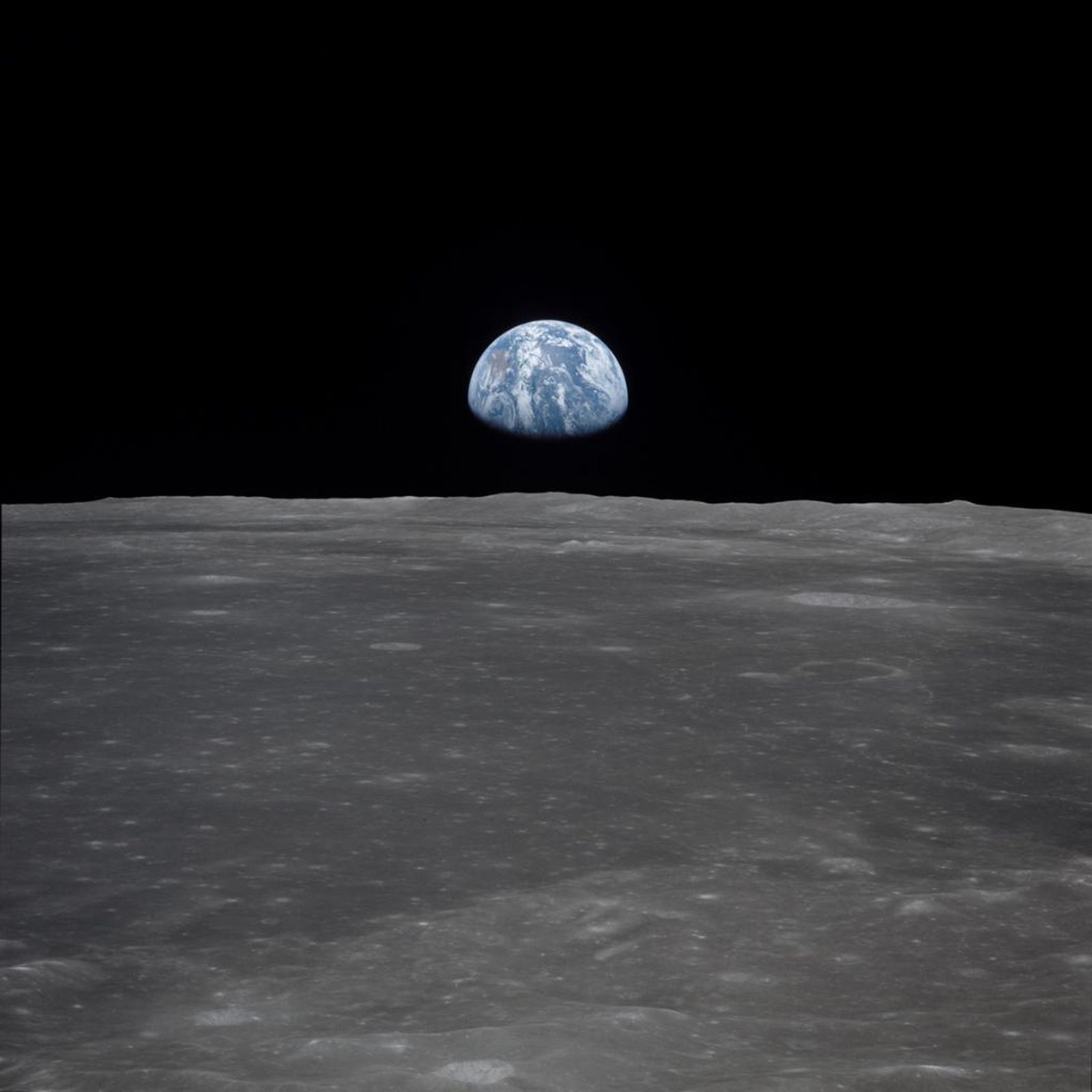 Dijo en su día Collins que lo más hermoso no fue contemplar la luna de cerca, sino contemplar la Tierra de lejos.  Tan lejos, tan pequeña y tan llena de vida y color. Un planeta realmente hermoso. Los tres se emocionaron ante este espectáculo.