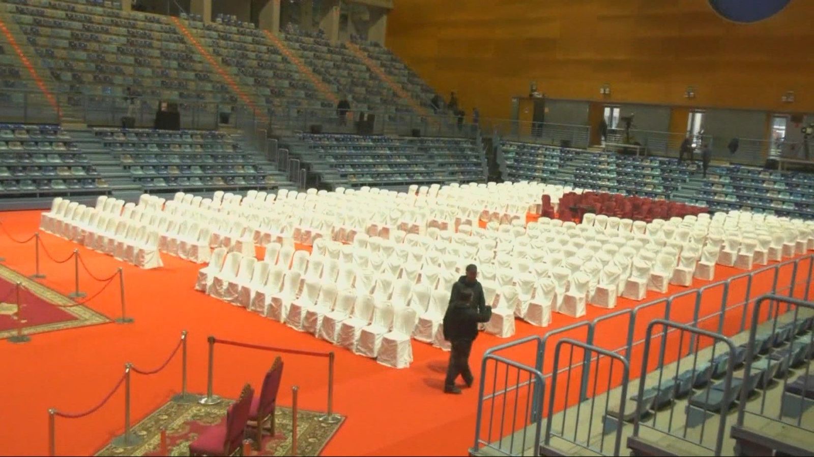 Colas de onubenses esperan la apertura de puertas del Carolina Marín para despedir a los fallecidos en Adamuz