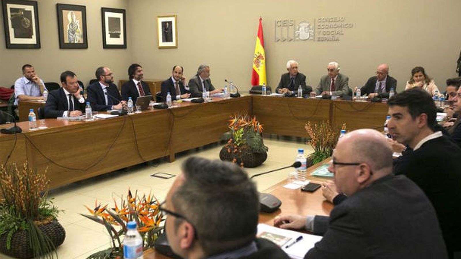 Un momento de la reunión que representantes de la patronal y de los sindicatos de los estibadores