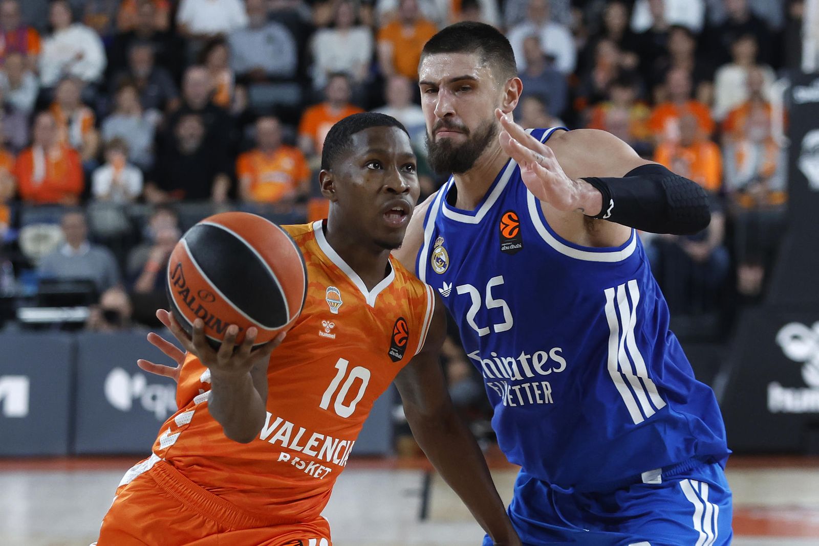 Alex Len ante el Valencia Basket