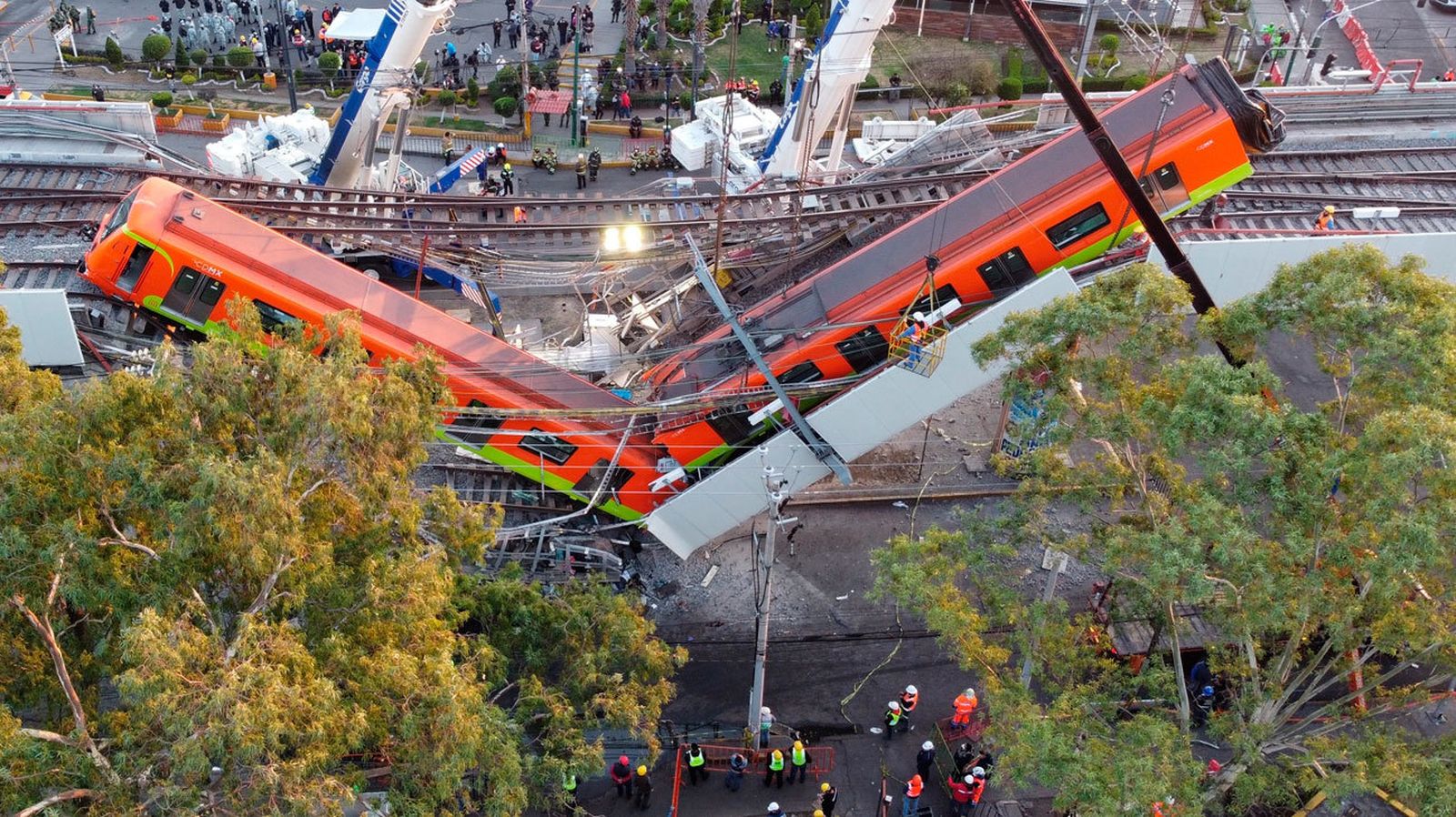 Vagones de Metro afectados por el derrumbe de un viaducto en Ciudad de México