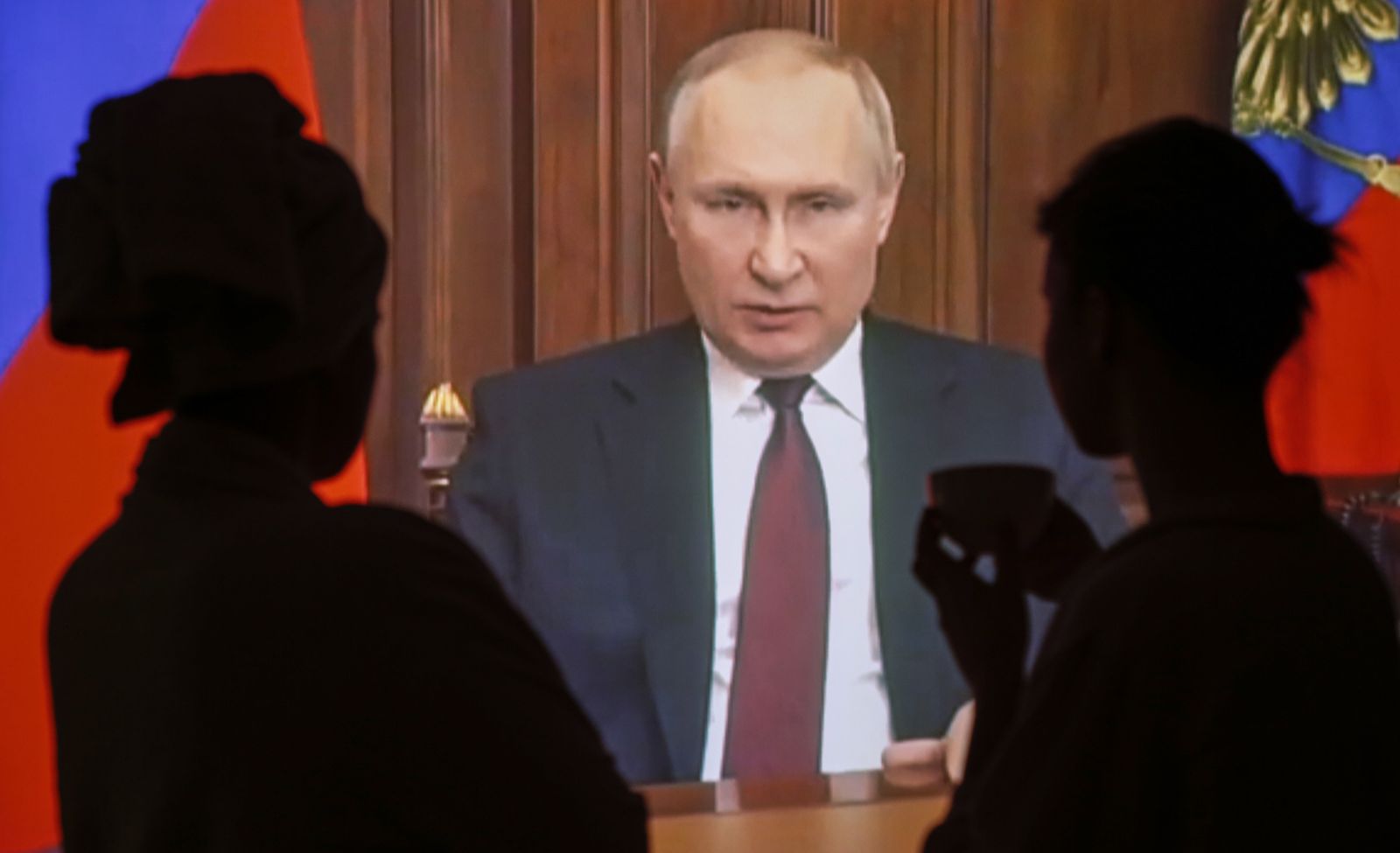 Dos mujeres ven por televisión el mensaje de Vladímir Putin en el que ha anunciado el inicio de las operaciones militares en Ucrania