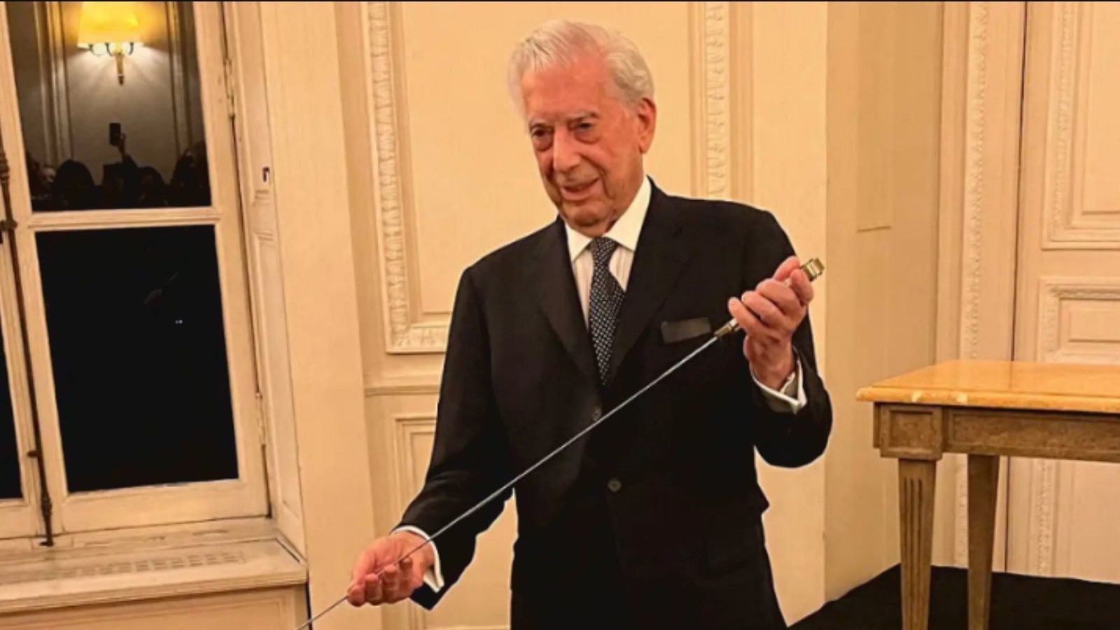 Vargas Llosa accede a la Academia Francesa en presencia del rey emérito