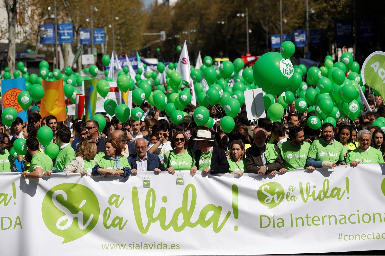 Centenares de personas marchan en Madrid para "defender la vida"