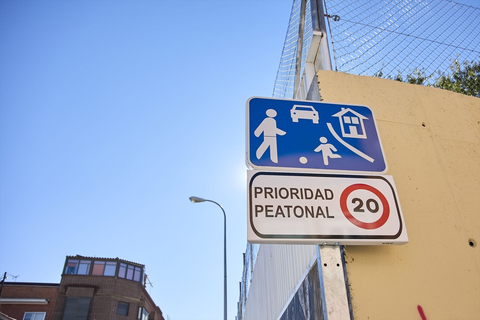 Plataforma de seguridad contra atropellos en zona escolar