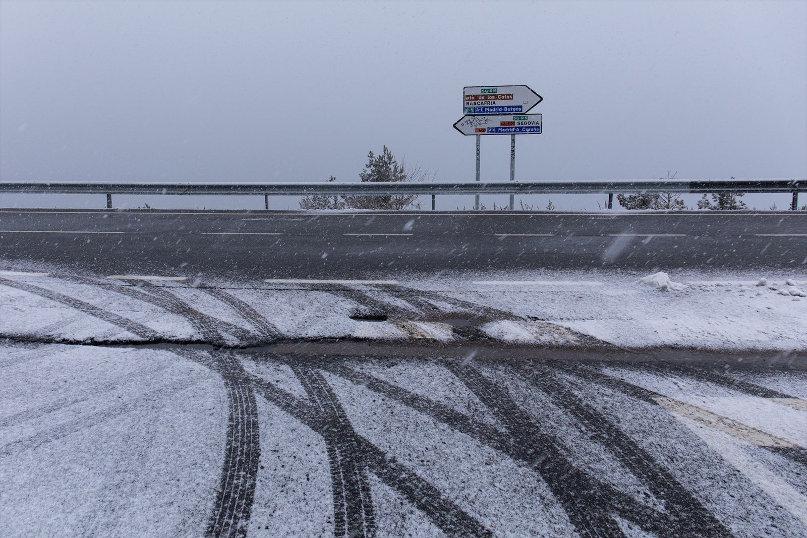 Carretera cubierta de nieve en el acceso al Puerto de Navacerrada