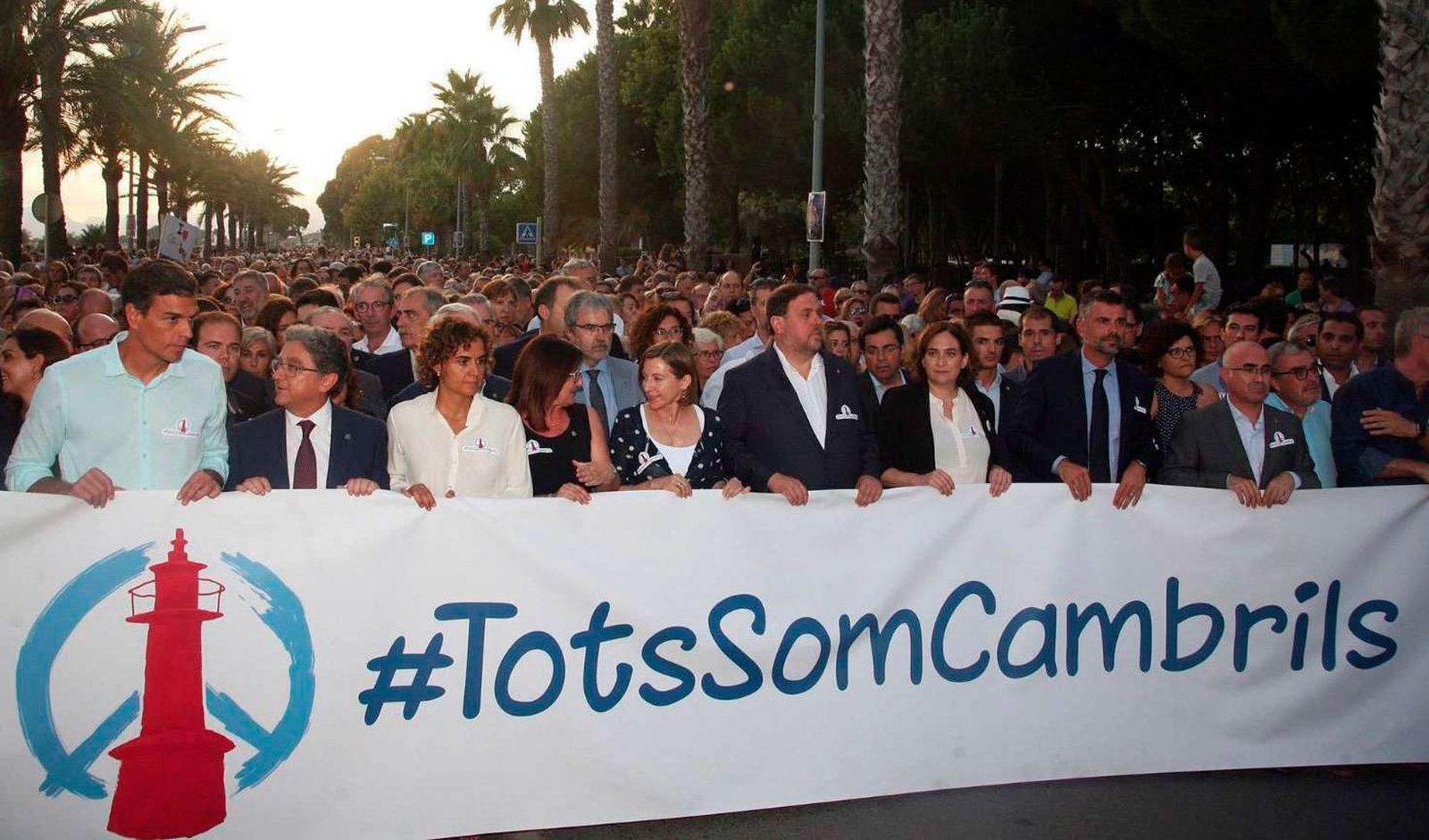 Miles de personas se manifiestan en Cambrils contra el terrorismo