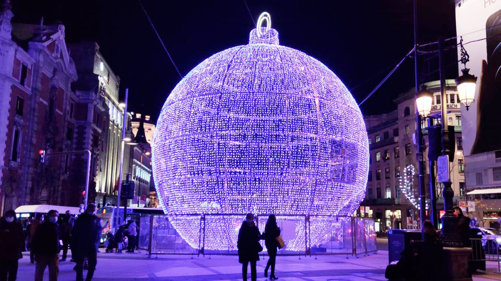 Bola de Navidad junto al edificio Metrópolis