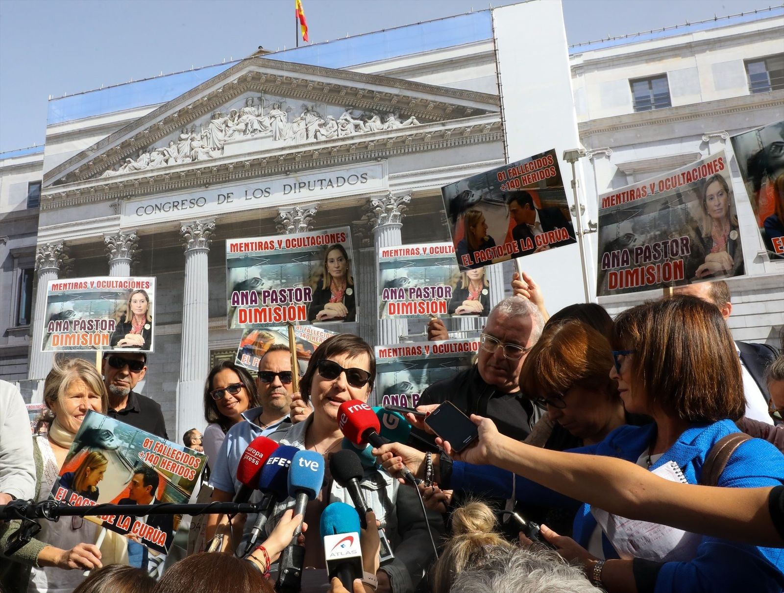 Las víctimas del Alvia se concentran frente al Congreso para exigir una investigación técnica e independiente
