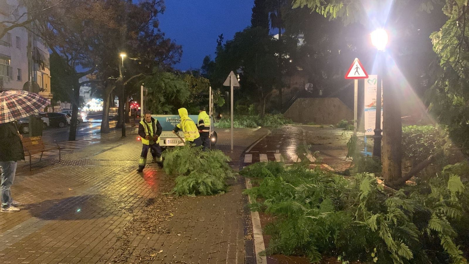 Un tornado en Marbella causa heridas a una mujer y numerosos destrozos