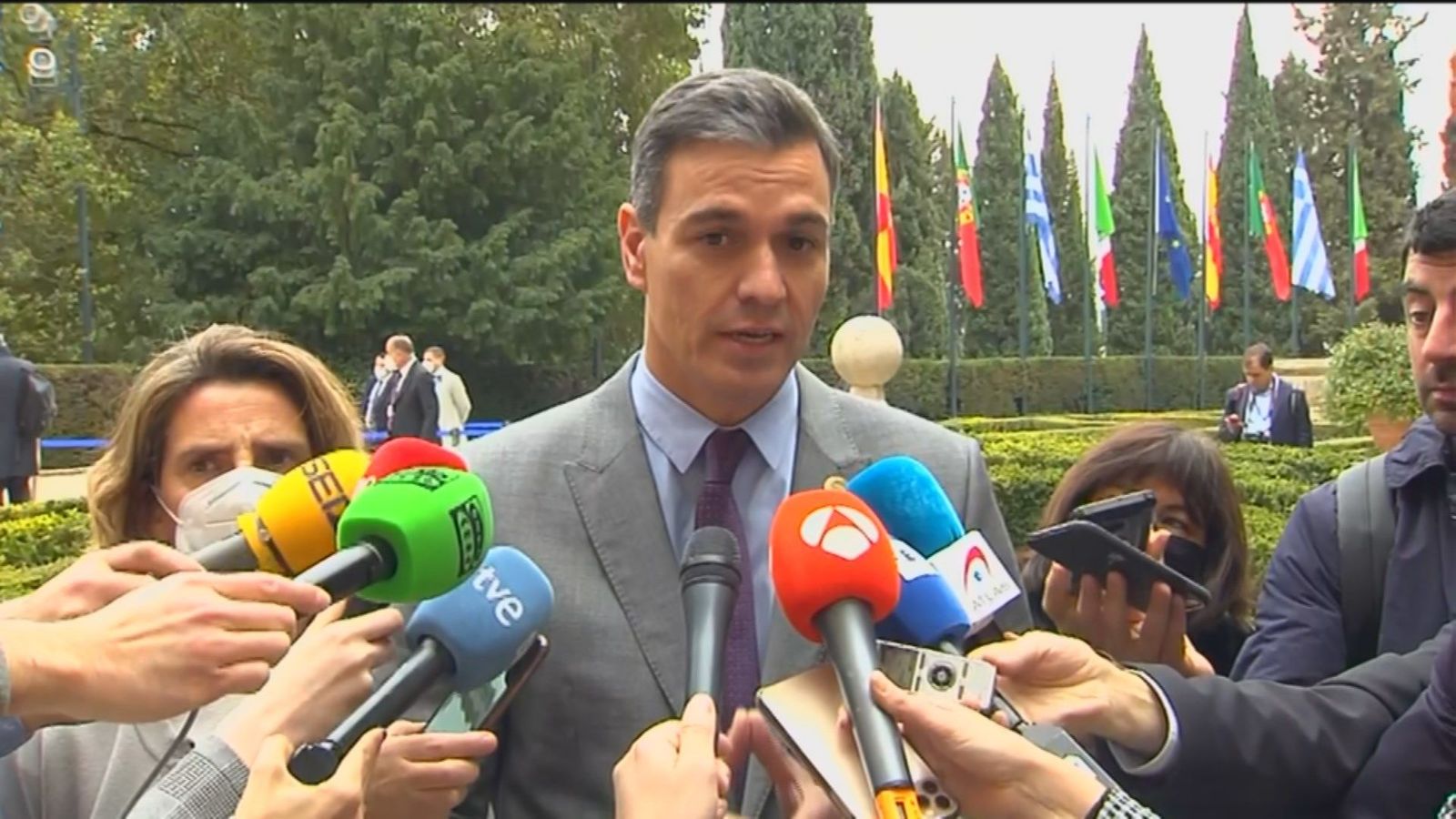 Sánchez dice que están intentando amortiguar el alza de los precios y pide una respuesta europea