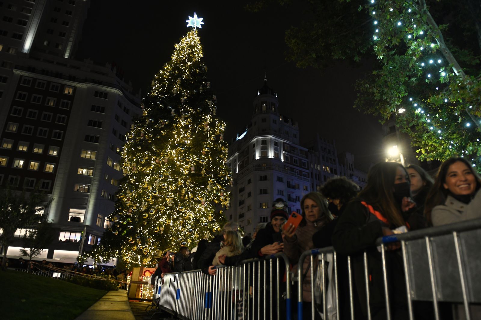 Cientos de personas en el acto de encendido del alumbrado de Navidad en la Plaza de España