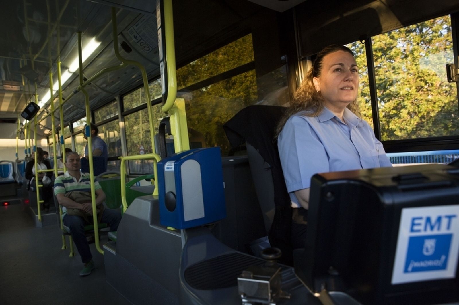 Rosa, una de las conductoras más veteranas de la EMT de Madrid