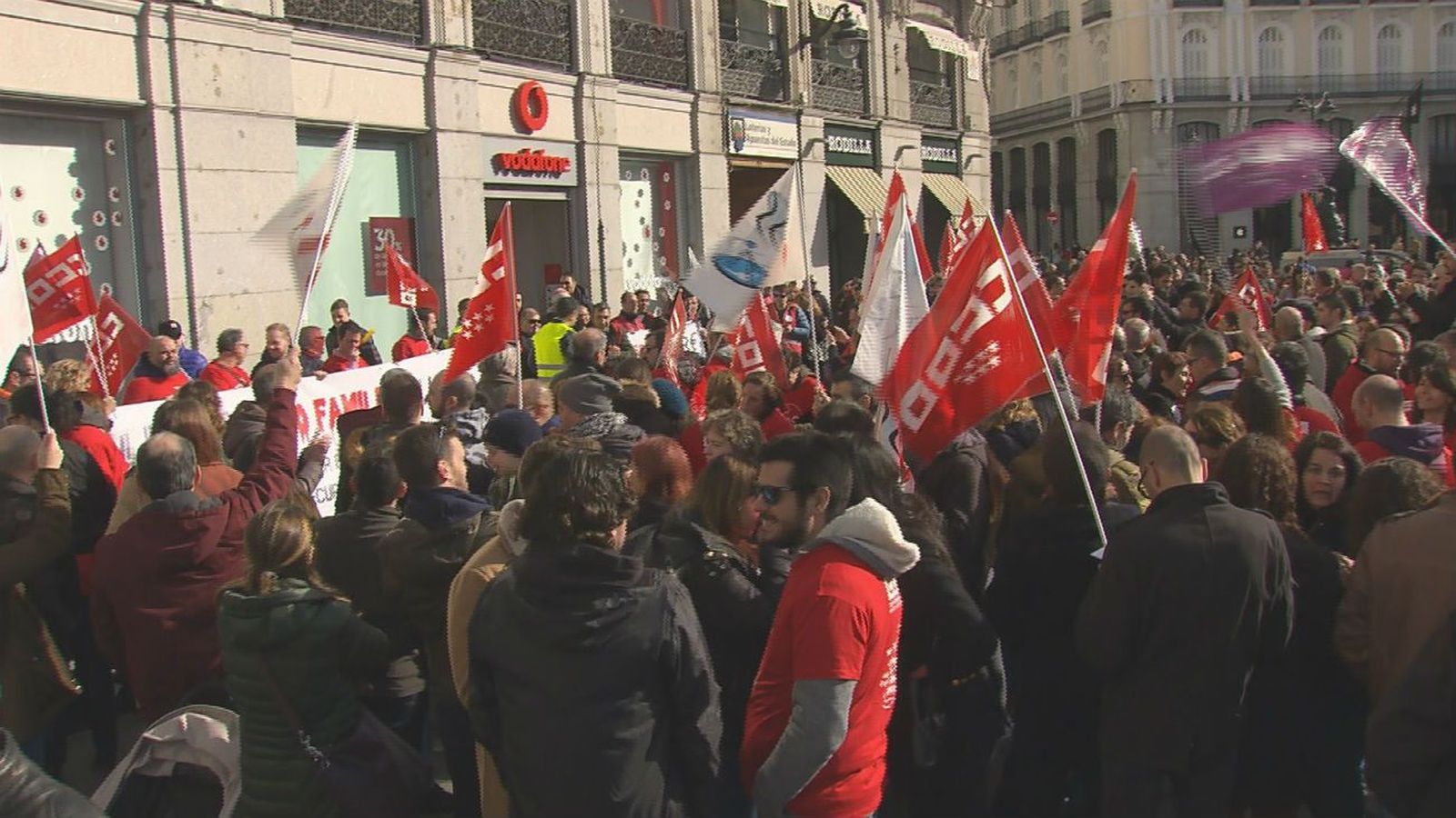 Cientos de personas protestan en Sol contra el ERE de Vodafone